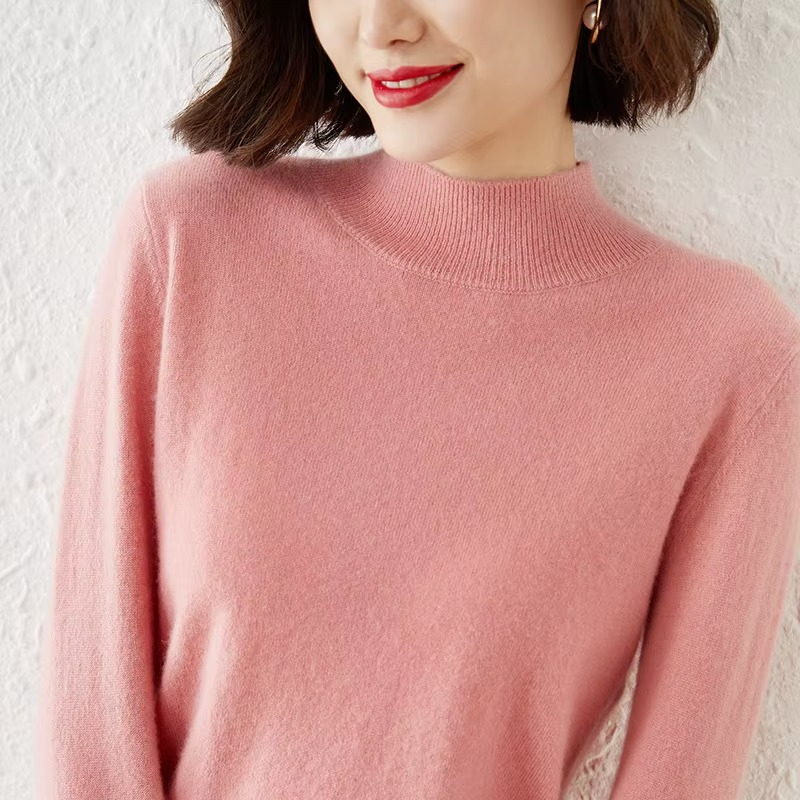 Pull femme basique d’hiver à col roulé