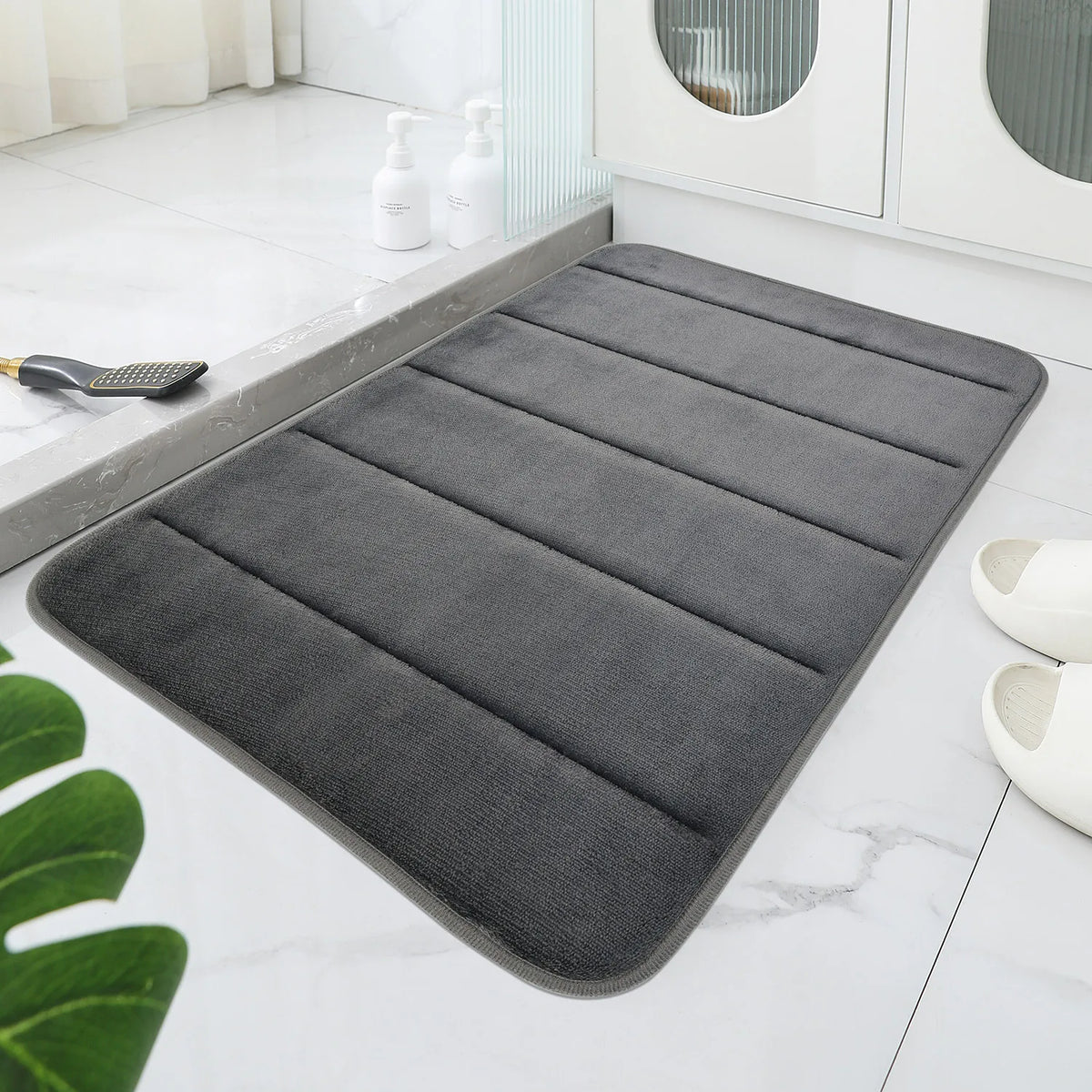 Tapis de salle de bain en velours avec motif géométrique en relief